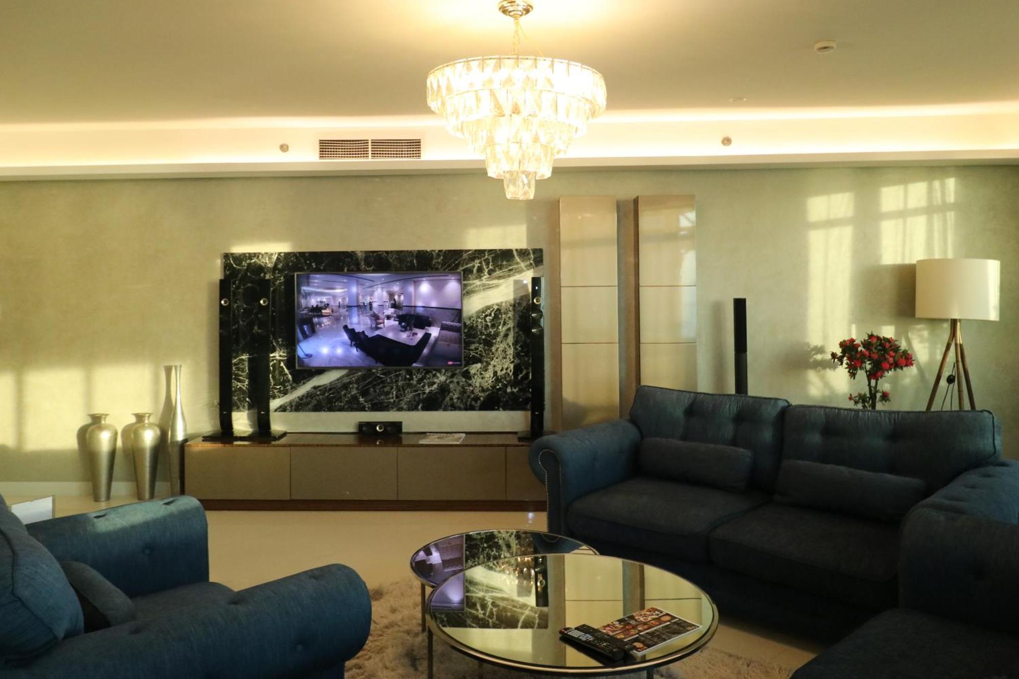 Lagoona Beach Luxury Resort And Spa Manáma Exteriér fotografie A living room with a television